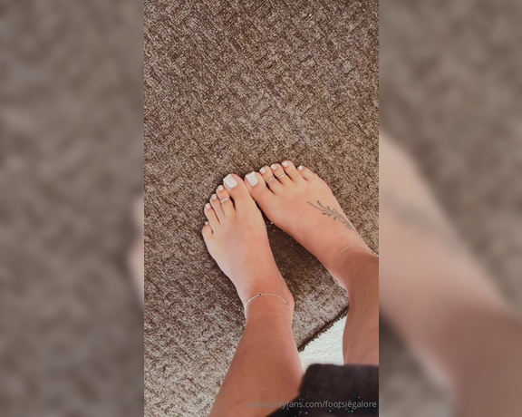 Footsie Galore aka footsiegalore - 12-09-2024 OnlyFans Video - Christmas advent countdown day nineOoh sexy outfit kinda day