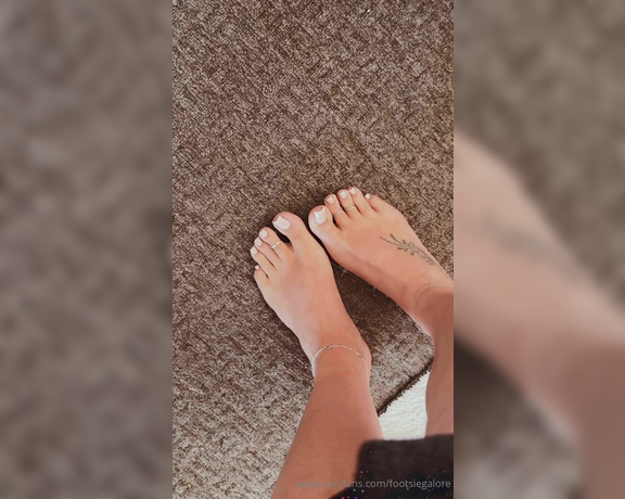 Footsie Galore aka footsiegalore - 12-09-2024 OnlyFans Video - Christmas advent countdown day nineOoh sexy outfit kinda day