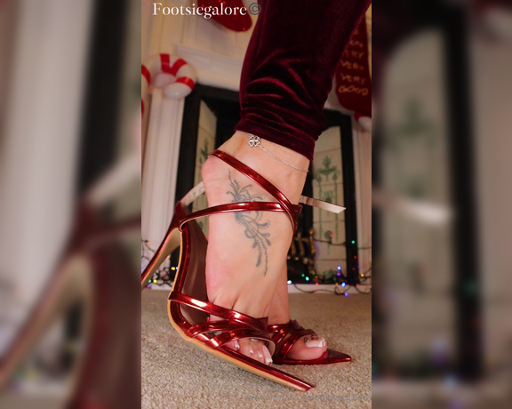 Footsie Galore aka footsiegalore - 12-05-2024 OnlyFans Video - Footsie advent reveal day 5So stunning, my pretty feet in my shiny red heels ready for