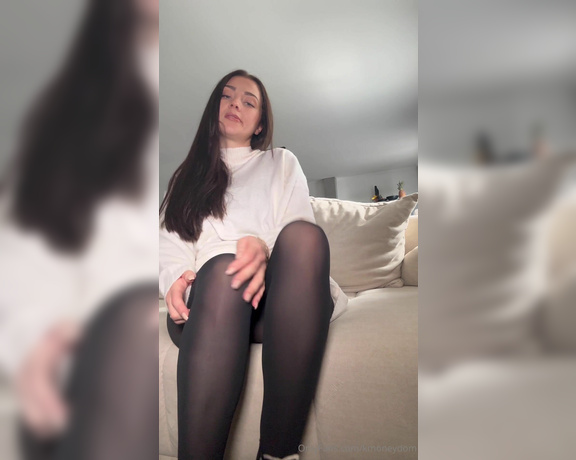 Lady Kira aka kmoneydom - 10-15-2024 OnlyFans Video - Du kannst niemals nein zu einer Lady in nylons sagen