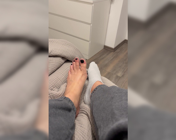 Germangirlnextdoor95 aka germangirlnextdoor95 - 07-15-2024 OnlyFans Video - What should i do next pedi Please vote for that  i do white for my