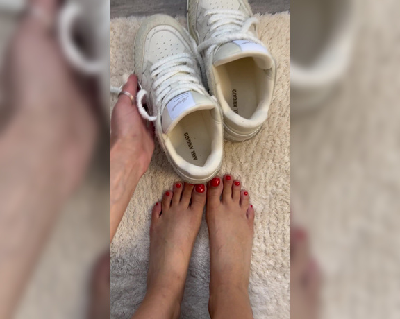 Germangirlnextdoor95 aka germangirlnextdoor95 - 07-29-2024 OnlyFans Video - Good weather today in Germany, so i dont wear socks in my Sneakers