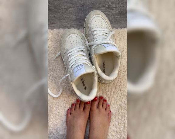 Germangirlnextdoor95 aka germangirlnextdoor95 - 07-29-2024 OnlyFans Video - Good weather today in Germany, so i dont wear socks in my Sneakers