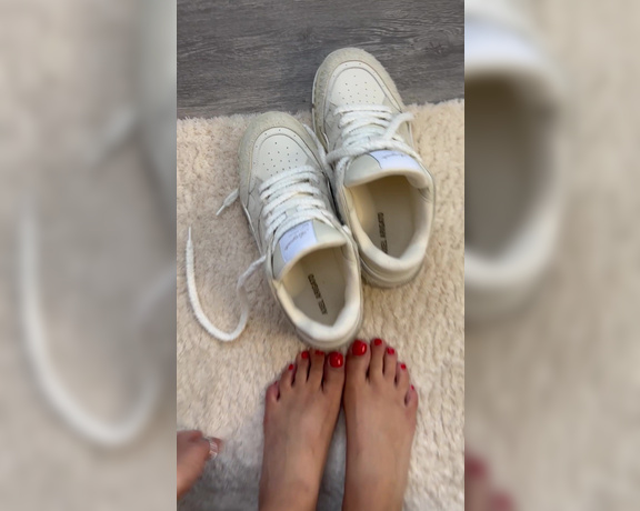 Germangirlnextdoor95 aka germangirlnextdoor95 - 07-29-2024 OnlyFans Video - Good weather today in Germany, so i dont wear socks in my Sneakers