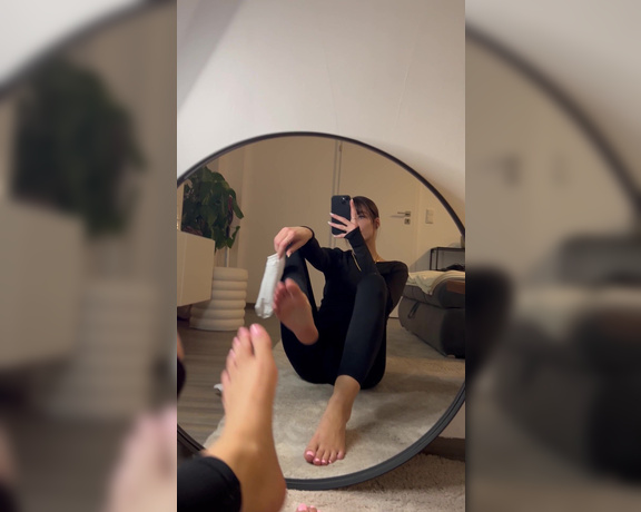 Germangirlnextdoor95 aka germangirlnextdoor95 - 11-18-2024 OnlyFans Video - What color you want for the next pedi