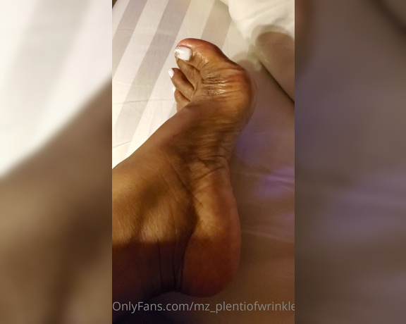 Alexia Cortland aka mz_plentiofwrinkles - 03-08-2021 OnlyFans Video - Wanna be my foot boy