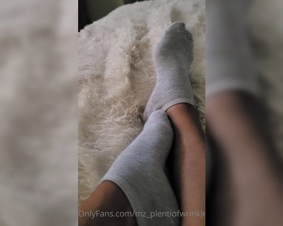 Alexia Cortland aka mz_plentiofwrinkles - 05-10-2021 OnlyFans Video - I need help taking my footies off