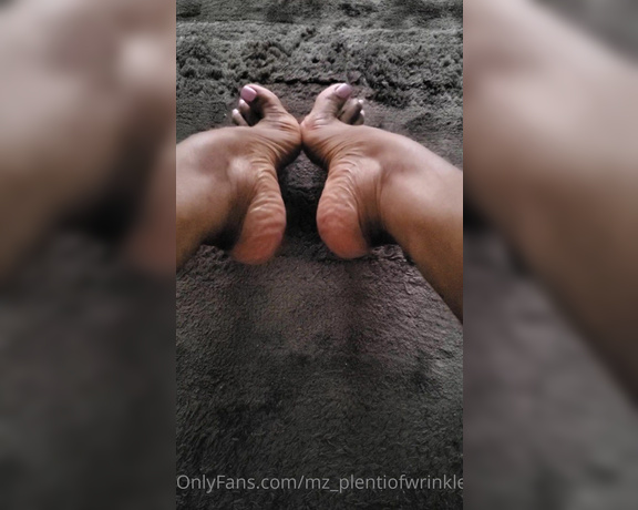 Alexia Cortland aka mz_plentiofwrinkles - 08-20-2023 OnlyFans Video - Sneak under my table and do what you want to these soles