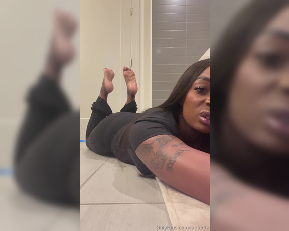 Jaefeetz aka jaefeetz - 05-01-2024 OnlyFans Video - Baby I really reallllllly want to feel your dick pressed against my soles