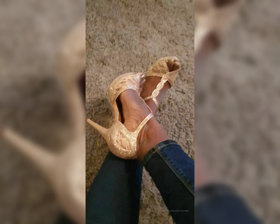 Miss Foxx aka missfoxx - 01-28-2020 OnlyFans Video - VIDEO My new gold glitter peeptoe heels match My gold glitter pedi footfetish