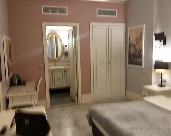 Miss Foxx aka missfoxx - 01-12-2024 OnlyFans Video - Room tour of My beautiful 5 star hotel, it even has its own bazaar in the