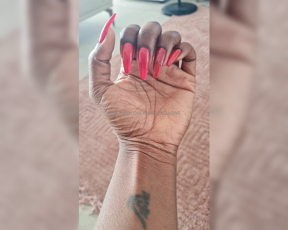 Miss Foxx aka missfoxx - 05-28-2024 OnlyFans Video - NEW NAILS