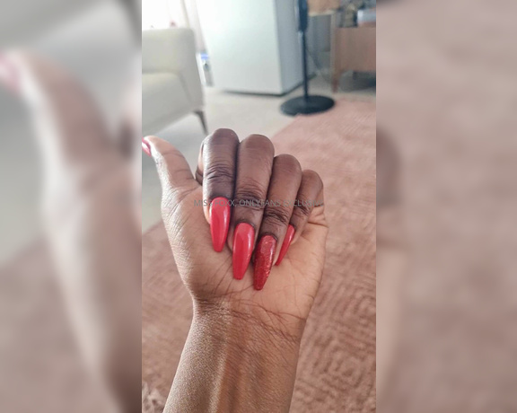 Miss Foxx aka missfoxx - 05-28-2024 OnlyFans Video - NEW NAILS