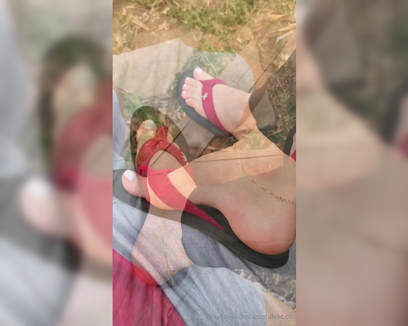 Pezinhos da Amora aka amorafeet.ofc - 07-14-2024 OnlyFans Video - A photo shoot turned into a footjob in the park