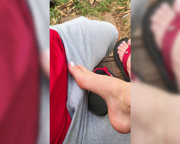 Pezinhos da Amora aka amorafeet.ofc - 07-14-2024 OnlyFans Video - A photo shoot turned into a footjob in the park