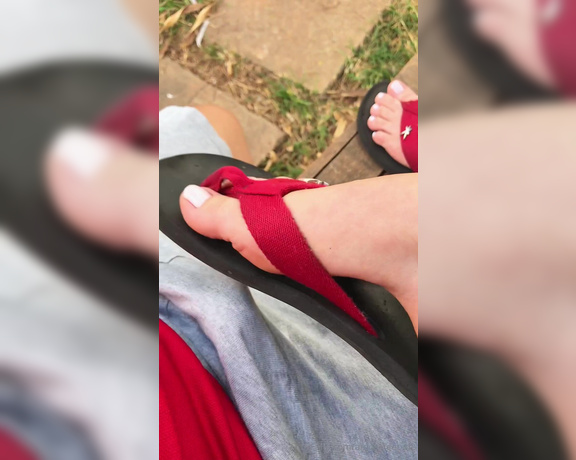 Pezinhos da Amora aka amorafeet.ofc - 07-14-2024 OnlyFans Video - A photo shoot turned into a footjob in the park