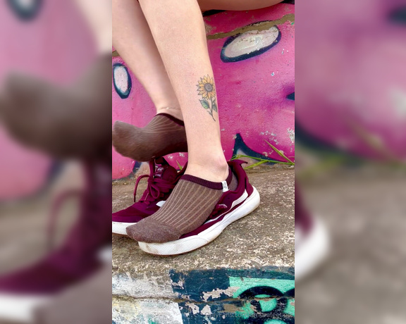 Pezinhos da Amora aka amorafeet.ofc - 08-26-2024 OnlyFans Video - Remove shoes and socks in public