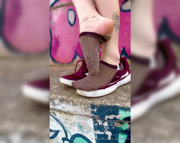 Pezinhos da Amora aka amorafeet.ofc - 08-26-2024 OnlyFans Video - Remove shoes and socks in public