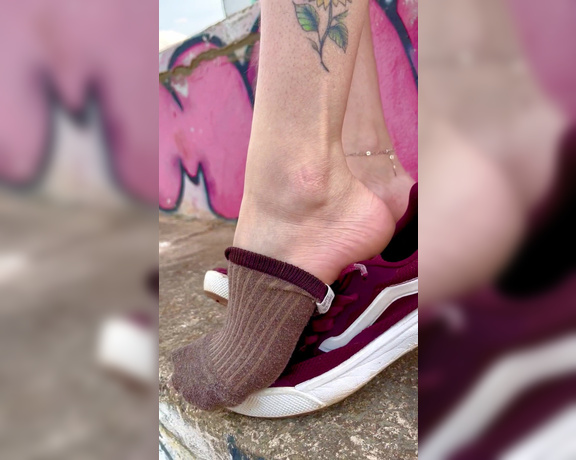 Pezinhos da Amora aka amorafeet.ofc - 08-26-2024 OnlyFans Video - Remove shoes and socks in public