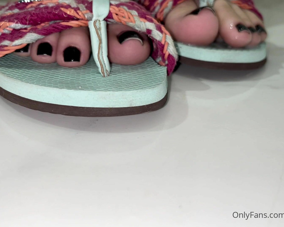 Pezinhos da Amora aka amorafeet.ofc - 09-08-2024 OnlyFans Video - playing with my flip flops, look at my soles and try not to cum boy