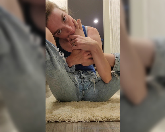 Megan Fletcher aka sweetsoleprincess - 06-24-2024 OnlyFans Video - How rude of me for not sharing Would you like a taste of my huge soles