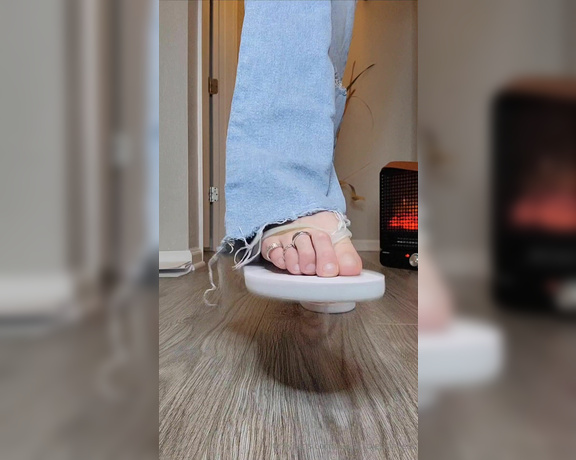 Megan Fletcher aka sweetsoleprincess - 10-08-2024 OnlyFans Video - I love the way these jeans look over my long soles and toes