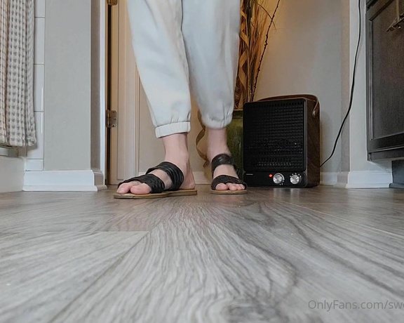 Megan Fletcher aka sweetsoleprincess - 12-08-2024 OnlyFans Video - My favorite sandals are really getting extremely worndown from the weight of the massive size of