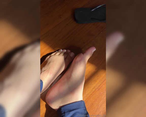 Nathy Feet aka nathy_38 - 08-31-2024 OnlyFans Video - Delícia de sol aquecendo meus pés bem que poderia esquenta_los de outra forma  Sun delight