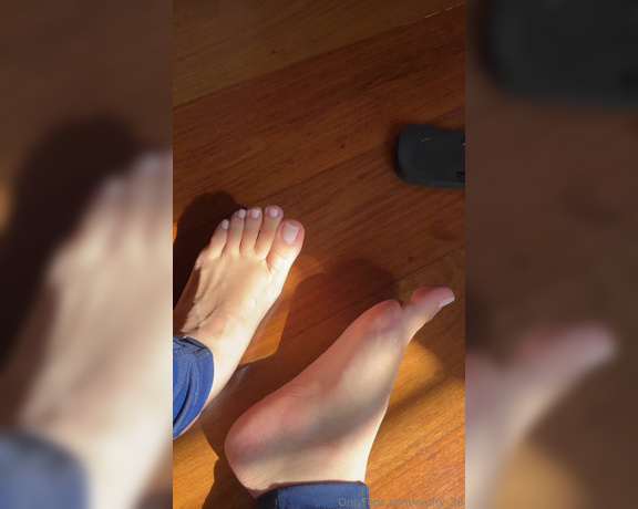 Nathy Feet aka nathy_38 - 08-31-2024 OnlyFans Video - Delícia de sol aquecendo meus pés bem que poderia esquenta_los de outra forma  Sun delight