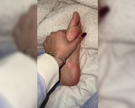 Nathy Feet aka nathy_38 - 08-31-2024 OnlyFans Video - Boa noite meu amor No friozinho dessa noite, tudo o que eu mais queria era esquentar