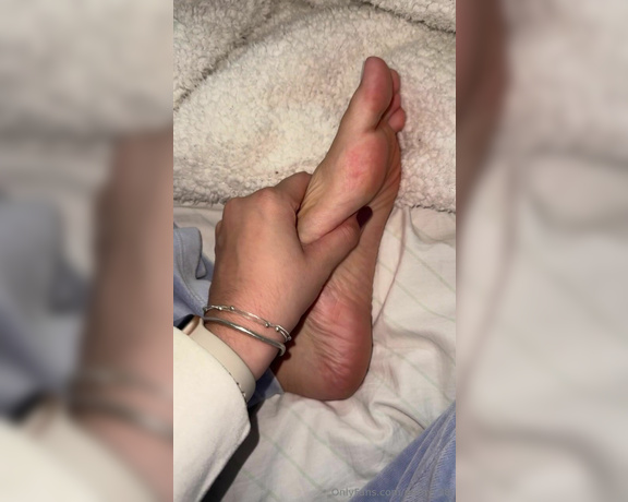 Nathy Feet aka nathy_38 - 08-31-2024 OnlyFans Video - Boa noite meu amor No friozinho dessa noite, tudo o que eu mais queria era esquentar