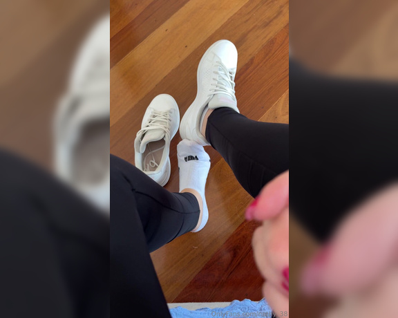 Nathy Feet aka nathy_38 - 08-31-2024 OnlyFans Video - Muito triste tirar o tênis e ver que estragou as unhas  Very sad to take