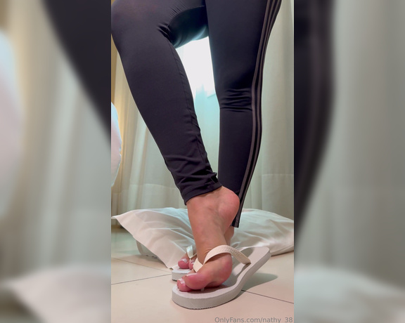 Nathy Feet aka nathy_38 - 10-09-2024 OnlyFans Video - DANGLING chinelo Eu sei que você fica doido quando eu faço isso com o meu chinelo