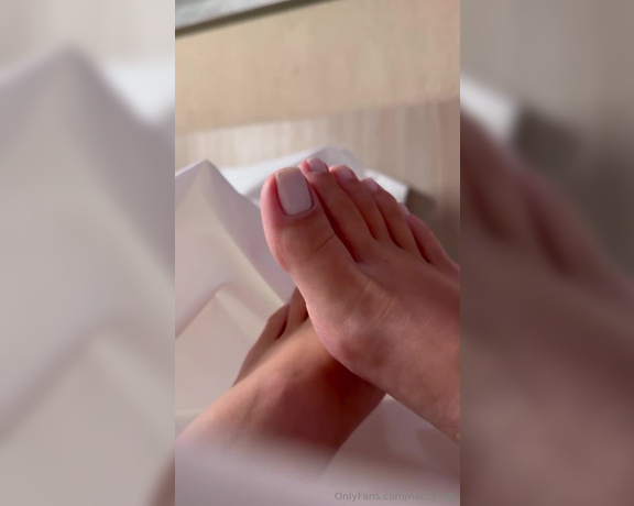 Nathy Feet aka nathy_38 - 10-22-2024 OnlyFans Video - Pare tudo que você tiver fazendo e venha apreciar a delicadeza desses pezinhos 38 perfeitos quando