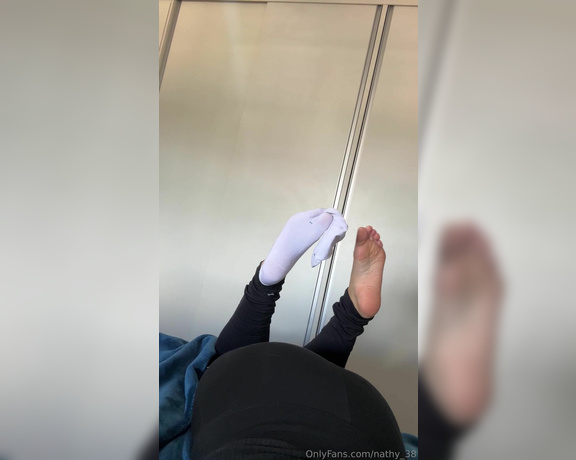 Nathy Feet aka nathy_38 - 11-03-2024 OnlyFans Video - Eu deitada na cama com os pés acima pose de anjo