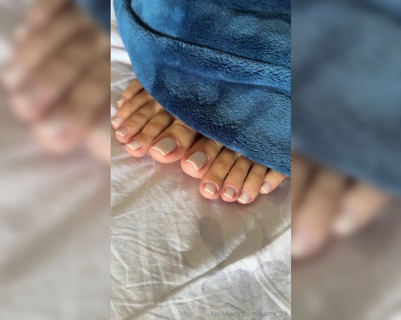 Nathy Feet aka nathy_38 - 10-01-2024 OnlyFans Video - Imagina você acordar todos os dias e se deparar com esses dedinhos debaixo da coberta e