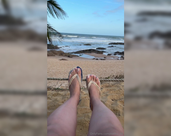 Nathy Feet aka nathy_38 - 10-13-2024 OnlyFans Video - Alguém disponível pra fazer massagem nos pés meus aqui na praia Anyone available to give me