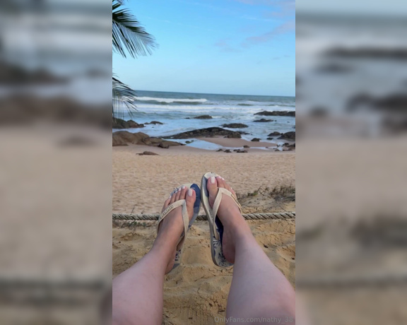 Nathy Feet aka nathy_38 - 10-13-2024 OnlyFans Video - Alguém disponível pra fazer massagem nos pés meus aqui na praia Anyone available to give me