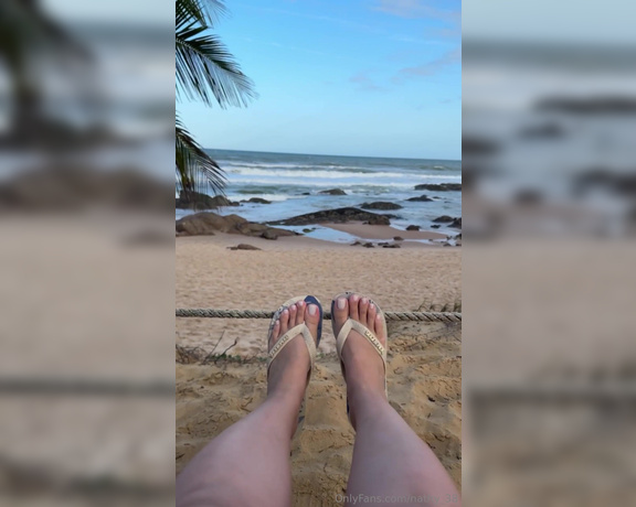 Nathy Feet aka nathy_38 - 10-13-2024 OnlyFans Video - Alguém disponível pra fazer massagem nos pés meus aqui na praia Anyone available to give me