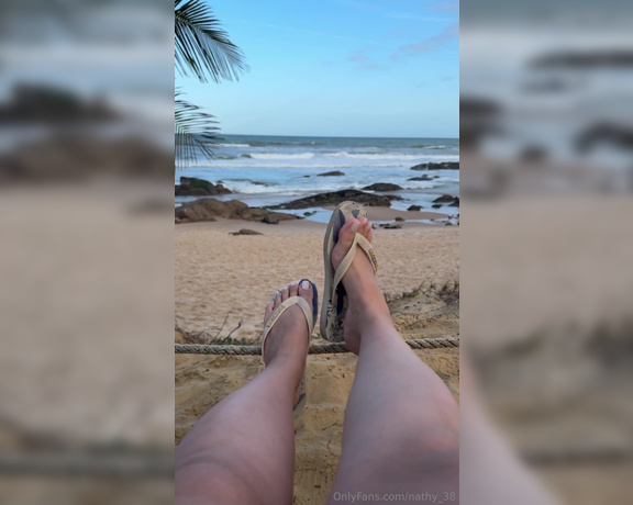 Nathy Feet aka nathy_38 - 10-13-2024 OnlyFans Video - Alguém disponível pra fazer massagem nos pés meus aqui na praia Anyone available to give me