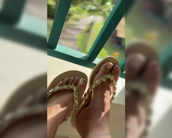 Nathy Feet aka nathy_38 - 11-14-2024 OnlyFans Video - Essas rasteirinhas são perfeitas para os dias de calor, e não tem como não se apaixonar