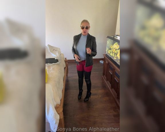 Alpha Leather aka alphaleather - 01-12-2023 OnlyFans Video - Thank you to two thoughtful boys for these fabulous gifts