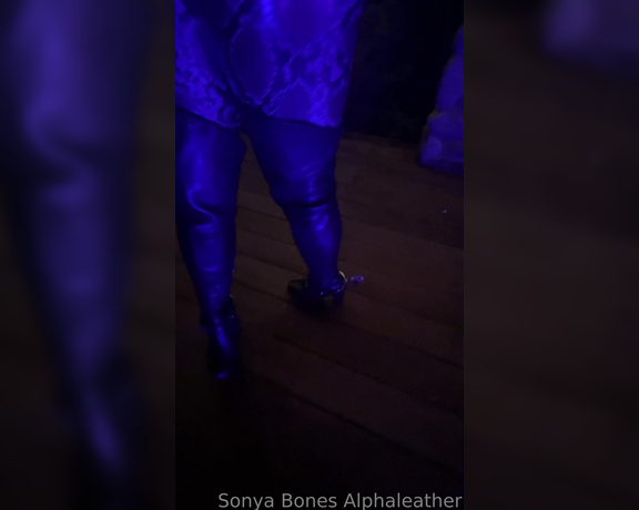 Alpha Leather aka alphaleather - 04-23-2023 OnlyFans Video - Sparkle, spurs and snakeskin