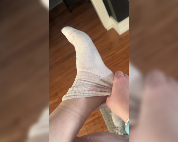 Beneathmytoes aka beneathmytoes - 05-10-2024 OnlyFans Video - These feet have had quite a day