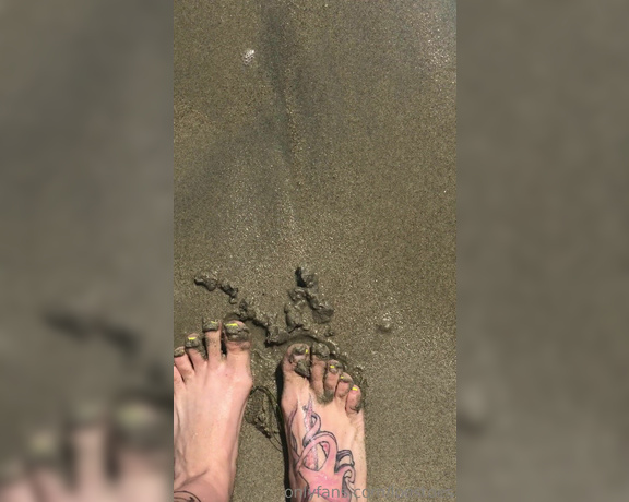 Bratty Loe aka Loestoes OnlyFans - Isn’t the ocean water so soothing I also can’t go over how flawless this pedi