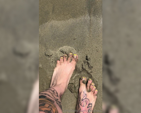 Bratty Loe aka Loestoes OnlyFans - Isn’t the ocean water so soothing I also can’t go over how flawless this pedi