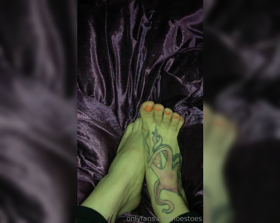 Bratty Loe aka Loestoes OnlyFans - Good morning from my orange toes and I I love this color on my skin tone!