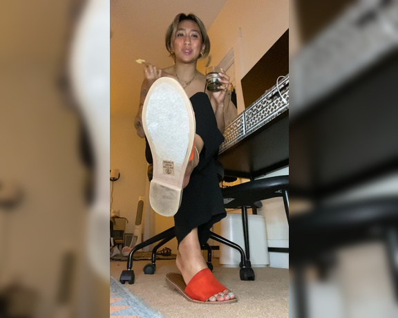 Asian Smart Soles aka Asiansmartsoles OnlyFans - This is my new favorite cafe where i get my dirty soles and stinky soles cleaned by the footslves