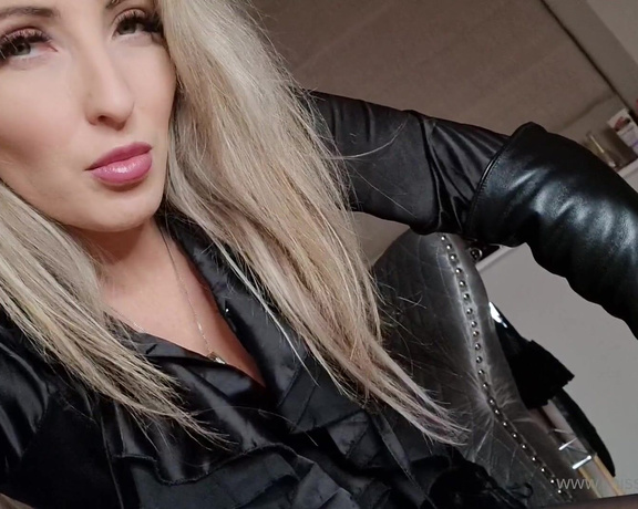 Miss Courtney aka Misscourtneym OnlyFans - Here cucky cucky its dessert time!