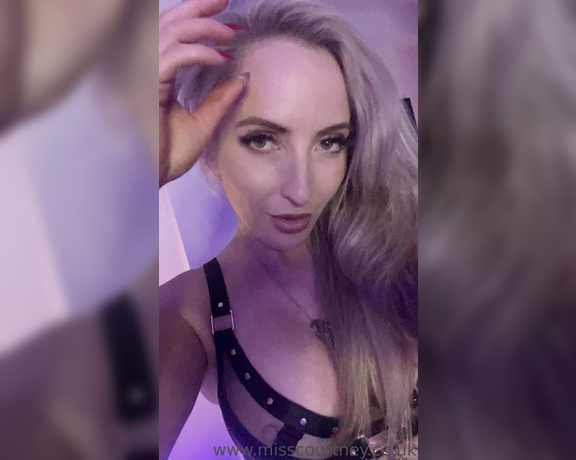 Miss Courtney aka Misscourtneym OnlyFans - A hairbrush makes a great sound doesn’t